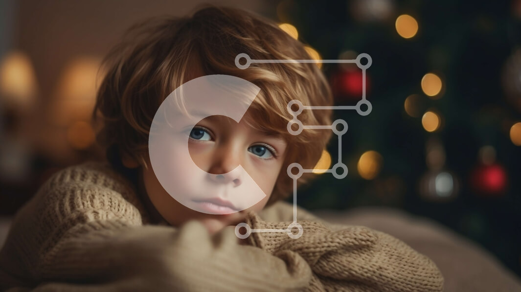 Intra Συλλεκτικό Ξύλινο Παζλ Plywood  4mm - Λυπημένο νεαρό αγόρι που κάθεται μπροστά από το χριστουγεννιάτικο δέντρο Σε Ξύλινο Κουτί - Διαστάσεις Puzzle: 10x10 cm – 25 κομμάτια