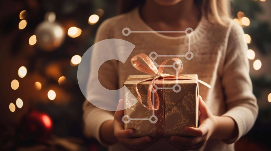 Intra Συλλεκτικό Ξύλινο Παζλ Plywood  4mm - Νεαρό κορίτσι με κουτί δώρου μπροστά από το χριστουγεννιάτικο δέντρο Σε Ξύλινο Κουτί - Διαστάσεις: 10x10 cm – 25 κομμάτια