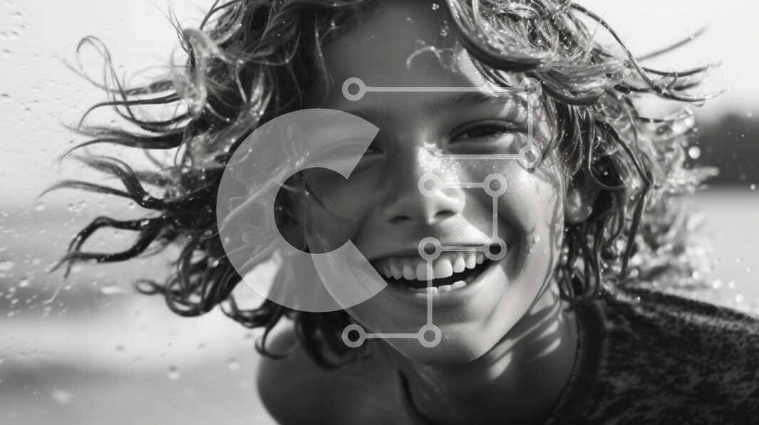 Intra Συλλεκτικό Ξύλινο Παζλ Plywood  4mm - Χαμογελώντας νεαρό αγόρι με μαύρο κουκούλα που στέκεται μπροστά από το βροχερό παράθυρο Σε Ξύλινο Κουτί - Διαστάσεις Puzzle: 10x10 cm – 25 κομμάτια