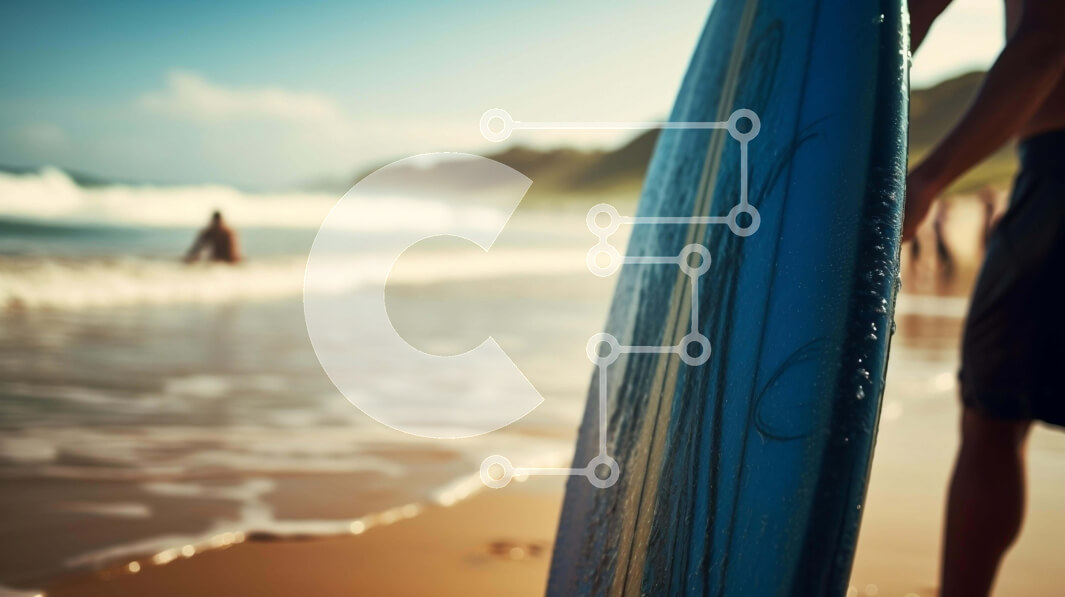 Intra Συλλεκτικό Ξύλινο Παζλ Plywood  4mm - Σέρφερ που περπατά κατά μήκος της παραλίας με την μπλε σανίδα του σερφ Σε Ξύλινο Κουτί - Διαστάσεις Puzzle: 10x10 cm – 25 κομμάτια