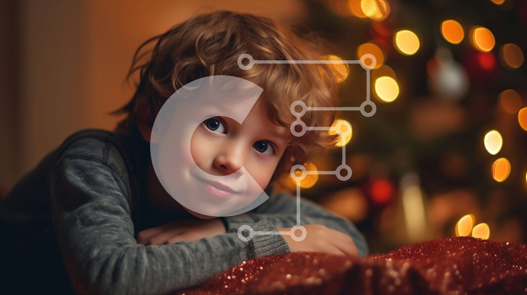 Intra Συλλεκτικό Ξύλινο Παζλ Plywood  4mm - Χαμογελαστό αγόρι με σγουρά καστανά μαλλιά ξαπλωμένο μπροστά από ένα χριστουγεννιάτικο δέντρο Σε Ξύλινο Κουτί - Διαστάσεις: 10x10 cm – 25 κομμάτια