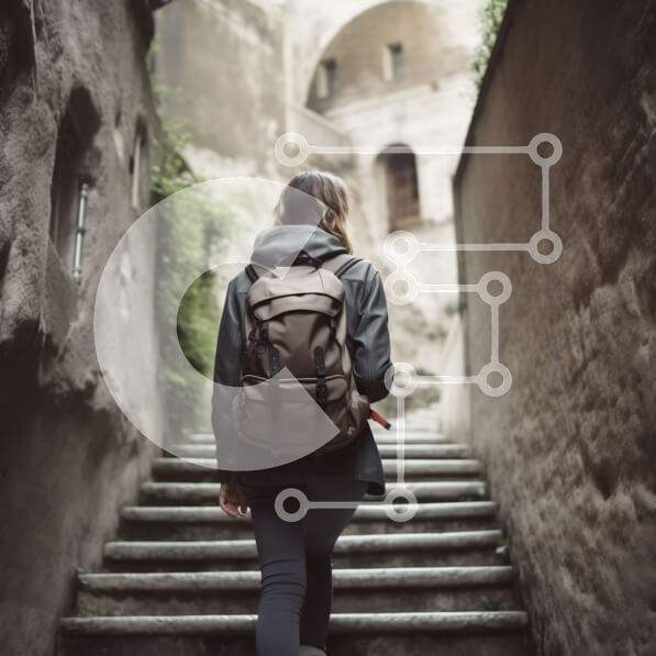 Intra Συλλεκτικό Ξύλινο Παζλ Plywood  4mm - Γυναίκα που περπατά κάτω από τις σκάλες στο Stone Alleyway με το σακίδιο Σε Ξύλινο Κουτί - Διαστάσεις Puzzle: 10x10 cm – 25 κομμάτια