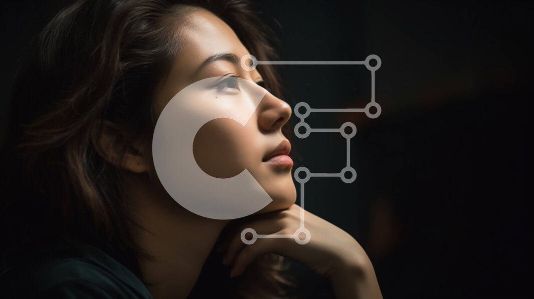 Intra Συλλεκτικό Ξύλινο Παζλ Plywood  4mm - Σοβαρό πορτρέτο μιας νεαρής γυναίκας με μαύρο πουκάμισο Σε Ξύλινο Κουτί - Διαστάσεις Puzzle: 10x10 cm – 25 κομμάτια