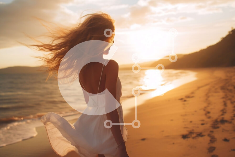 Intra Συλλεκτικό Ξύλινο Παζλ Plywood  4mm - Εκπληκτική εικόνα μιας γυναίκας με λευκό φόρεμα που περπατά στην παραλία στο ηλιοβασίλεμα Σε Ξύλινο Κουτί - Διαστάσεις: 10x10 cm – 25 κομμάτια