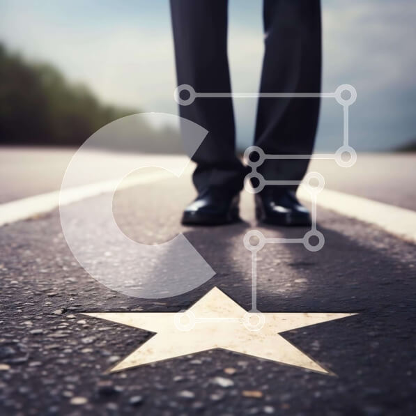 Intra Συλλεκτικό Ξύλινο Παζλ Plywood  4mm - Πρόσωπο που στέκεται δίπλα στο αποτυπωμένο αστέρι στο δρόμο Σε Ξύλινο Κουτί - Διαστάσεις Puzzle: 10x10 cm – 25 κομμάτια