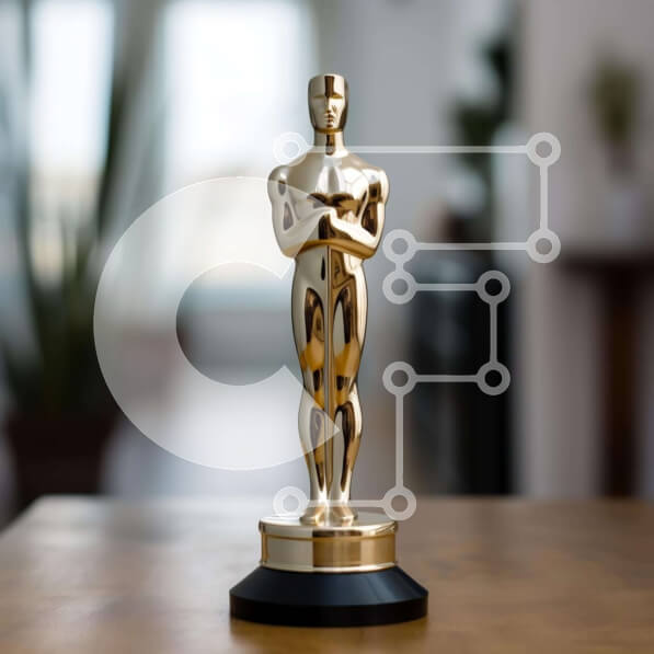 Intra Συλλεκτικό Ξύλινο Παζλ Plywood  4mm - Χρυσό άγαλμα Όσκαρ σε ξύλινο τραπέζι Σε Ξύλινο Κουτί - Διαστάσεις: 10x10 cm – 25 κομμάτια