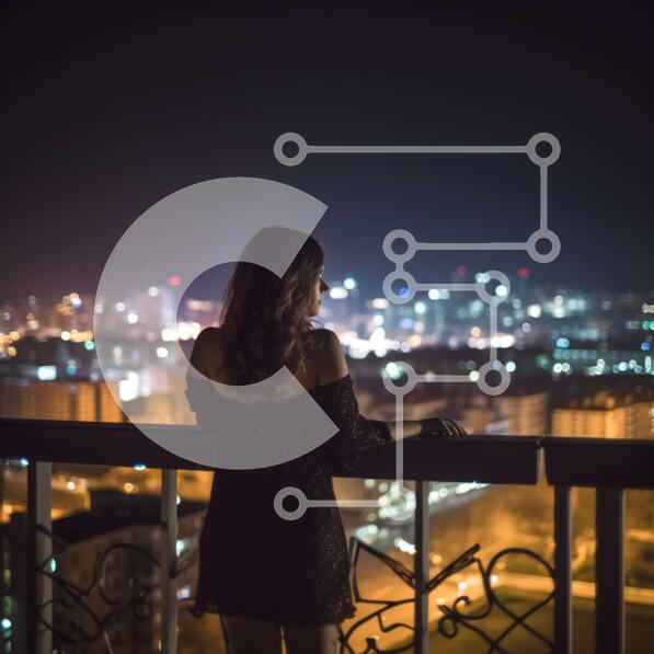 Intra Συλλεκτικό Ξύλινο Παζλ Plywood  4mm - Εκπληκτική θέα της πόλης τη νύχτα από το μπαλκόνι με τη γυναίκα με το μαύρο φόρεμα Σε Ξύλινο Κουτί - Διαστάσεις Puzzle: 10x10 cm – 25 κομμάτια