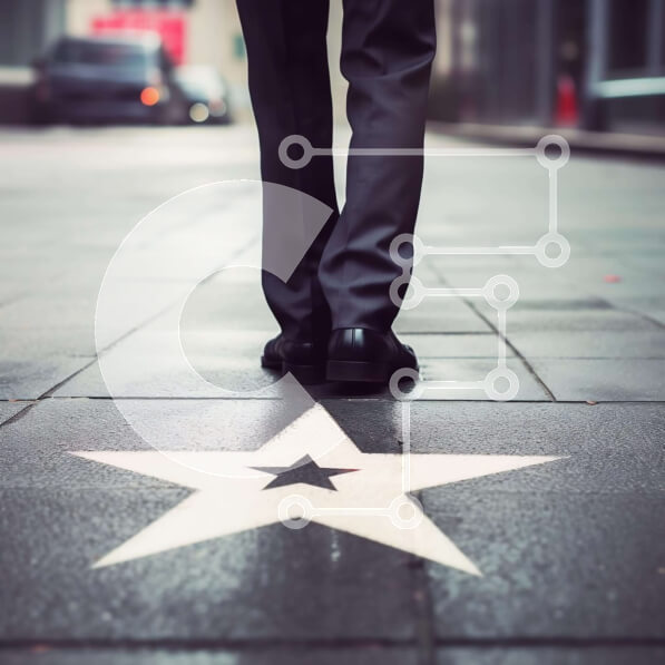 Intra Συλλεκτικό Ξύλινο Παζλ Plywood  4mm - Άτομο που περπατά στο πεζοδρόμιο με τα πόδια να ακουμπούν σε μαρκαδόρο σε σχήμα αστεριού Σε Ξύλινο Κουτί - Διαστάσεις Puzzle: 10x10 cm – 25 κομμάτια