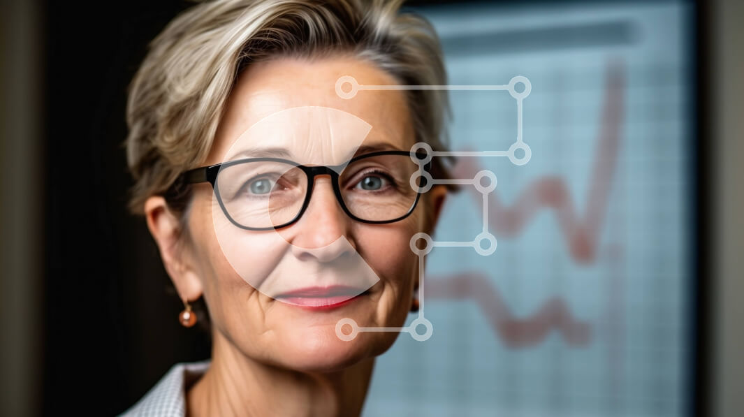 Intra Συλλεκτικό Ξύλινο Παζλ Plywood  4mm - Επαγγελματίας γυναίκα που στέκεται μπροστά από μια οθόνη γραφήματος Σε Ξύλινο Κουτί - Διαστάσεις Puzzle: 10x10 cm – 25 κομμάτια