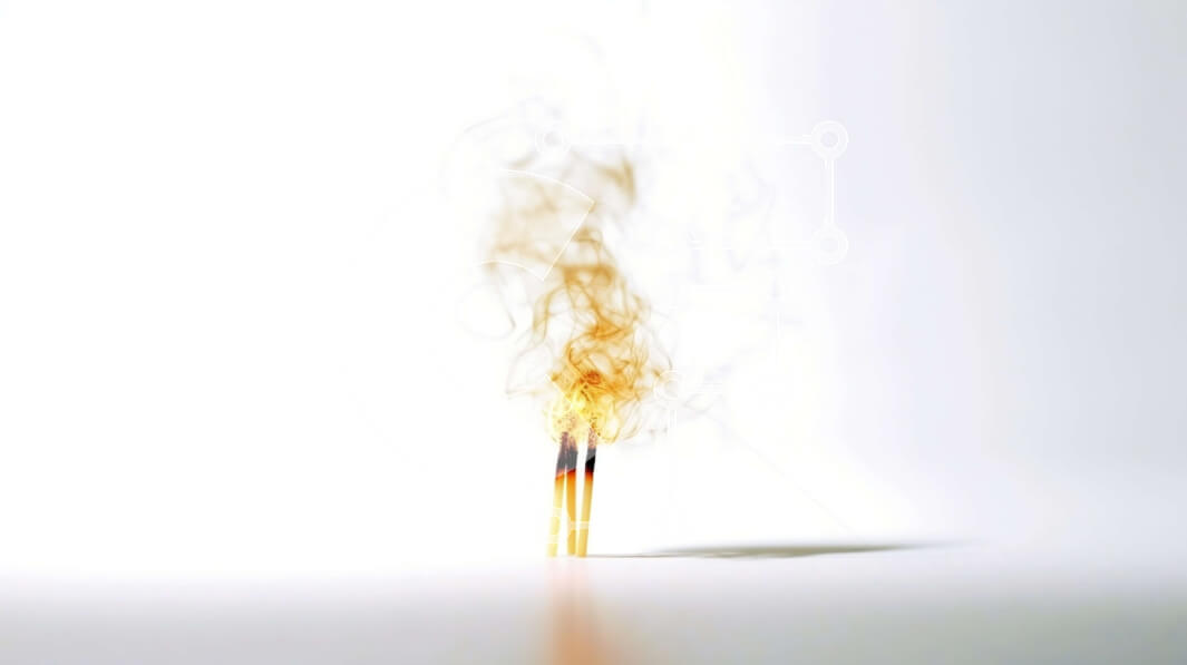 Intra Συλλεκτικό Ξύλινο Παζλ Plywood  4mm - Κοντινή φωτογραφία του Lit Match σε λευκή επιφάνεια Σε Ξύλινο Κουτί - Διαστάσεις: 10x10 cm – 25 κομμάτια