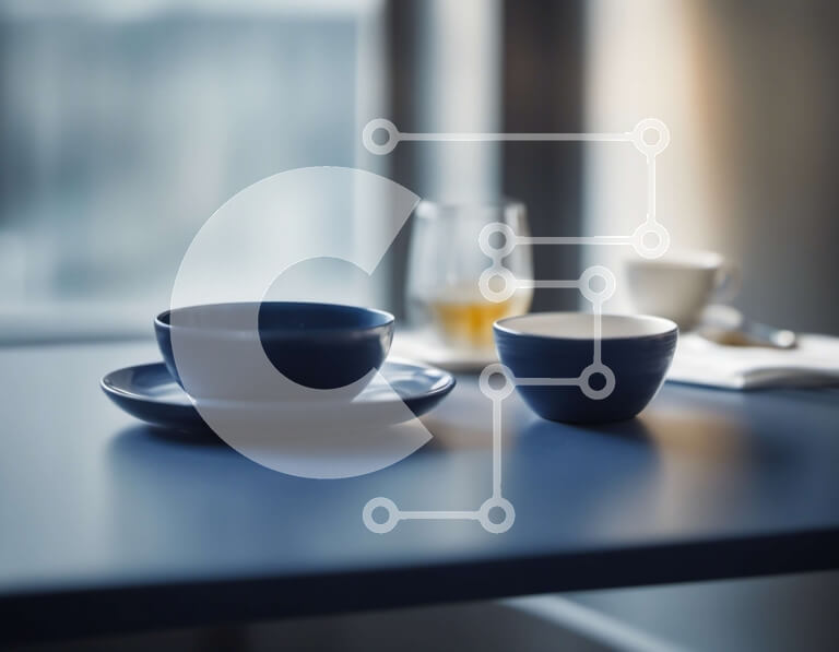 Intra Συλλεκτικό Ξύλινο Παζλ Plywood  4mm - Μπλε φλιτζάνι και πιατάκι στο τραπέζι με θέα στον ορίζοντα της πόλης Σε Ξύλινο Κουτί - Διαστάσεις Puzzle: 10x10 cm – 25 κομμάτια