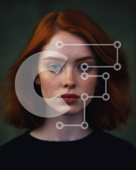 Intra Συλλεκτικό Ξύλινο Παζλ Plywood  4mm - Σοβαρό πορτρέτο μιας κοκκινομάλλας γυναίκας με φακίδες και μαύρο πουκάμισο Σε Ξύλινο Κουτί - Διαστάσεις Puzzle: 10x10 cm – 25 κομμάτια