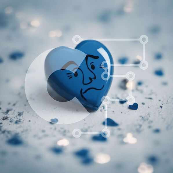 Intra Συλλεκτικό Ξύλινο Παζλ Plywood  4mm - Μπλε Καρδιά με Θλιμμένο Πρόσωπο που περιβάλλεται από Μικρές Καρδιές Σε Ξύλινο Κουτί - Διαστάσεις Puzzle: 10x10 cm – 25 κομμάτια