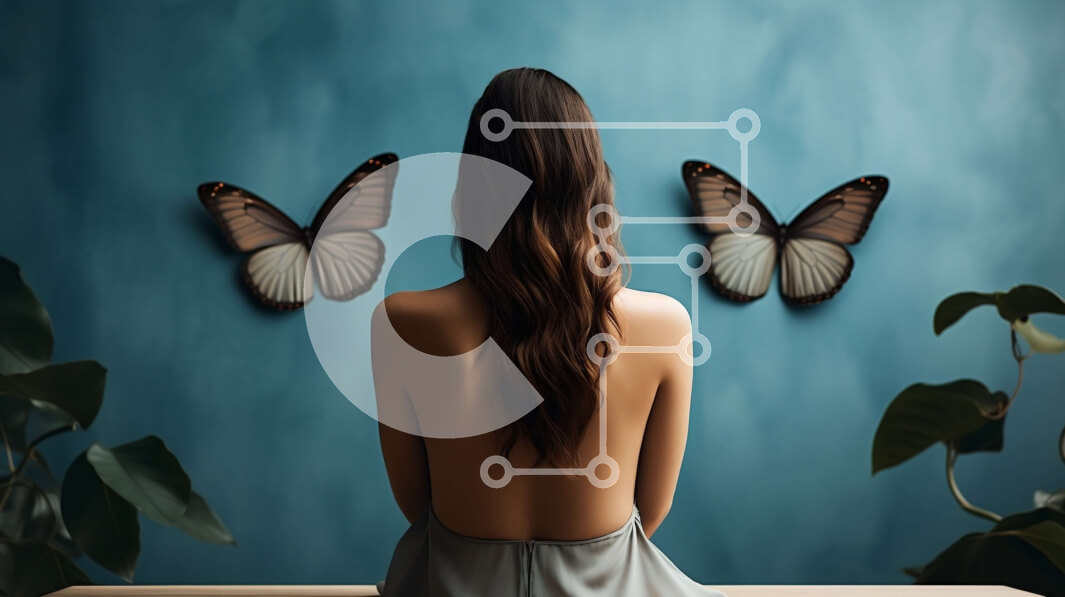 Intra Συλλεκτικό Ξύλινο Παζλ Plywood  4mm - Γυναίκα που κάθεται σε έναν πάγκο με τις πεταλούδες στον τοίχο Σε Ξύλινο Κουτί - Διαστάσεις Puzzle: 10x10 cm – 25 κομμάτια