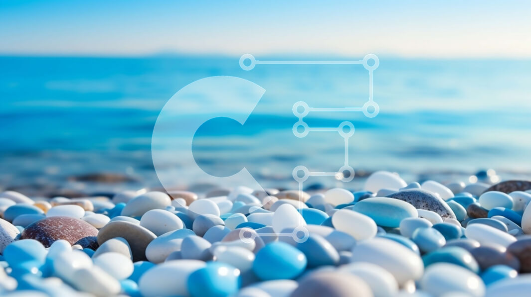 Intra Συλλεκτικό Ξύλινο Παζλ Plywood  4mm - Όμορφη παραλία με πολύχρωμα βότσαλα και καταγάλανο ουρανό Σε Ξύλινο Κουτί - Διαστάσεις: 10x10 cm – 25 κομμάτια