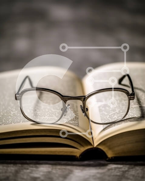 Intra Συλλεκτικό Ξύλινο Παζλ Plywood  4mm - Μελέτη με στυλ: Ανοιχτό βιβλίο και γυαλιά στο τραπέζι Σε Ξύλινο Κουτί - Διαστάσεις Puzzle: 10x10 cm – 25 κομμάτια