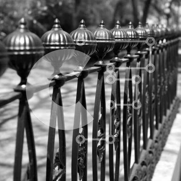 Intra Συλλεκτικό Ξύλινο Παζλ Plywood  4mm - Κομψή ασπρόμαυρη φωτογραφία περίτεχνου φράχτη από σφυρήλατο σίδηρο Σε Ξύλινο Κουτί - Διαστάσεις Puzzle: 10x10 cm – 25 κομμάτια