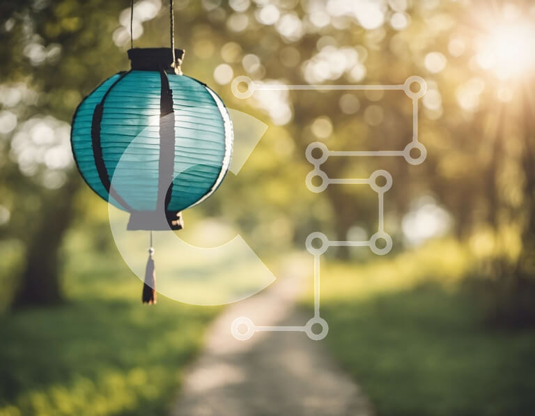 Intra Συλλεκτικό Ξύλινο Παζλ Plywood  4mm - Μπλε χάρτινο φανάρι που κρέμεται από δέντρο σε δασώδη περιοχή Σε Ξύλινο Κουτί - Διαστάσεις: 10x10 cm – 25 κομμάτια