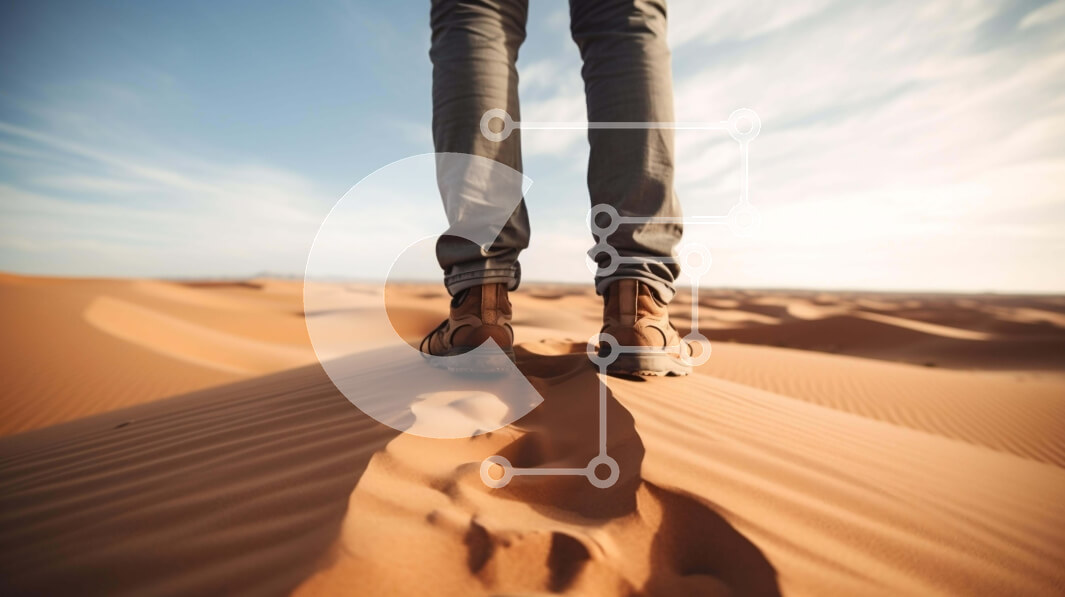 Intra Συλλεκτικό Ξύλινο Παζλ Plywood  4mm - Άτομο που στέκεται πάνω από έναν αμμόλοφο στην έρημο Σε Ξύλινο Κουτί - Διαστάσεις: 10x10 cm – 25 κομμάτια