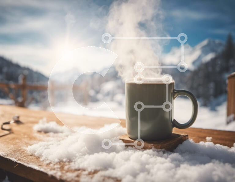 Intra Συλλεκτικό Ξύλινο Παζλ Plywood  4mm - Φλιτζάνι ζεστού καφέ σε χιονισμένο έδαφος Σε Ξύλινο Κουτί - Διαστάσεις Puzzle: 10x10 cm – 25 κομμάτια