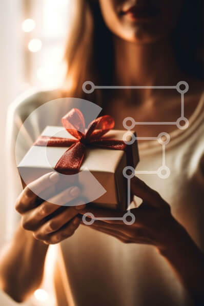 Intra Συλλεκτικό Ξύλινο Παζλ Plywood  4mm - Όμορφη εικόνα γυναίκας που κρατά κουτί δώρου με κόκκινη κορδέλα μπροστά από τα χριστουγεννιάτικα φώτα Σε Ξύλινο Κουτί - Διαστάσεις: 10x10 cm – 25 κομμάτια