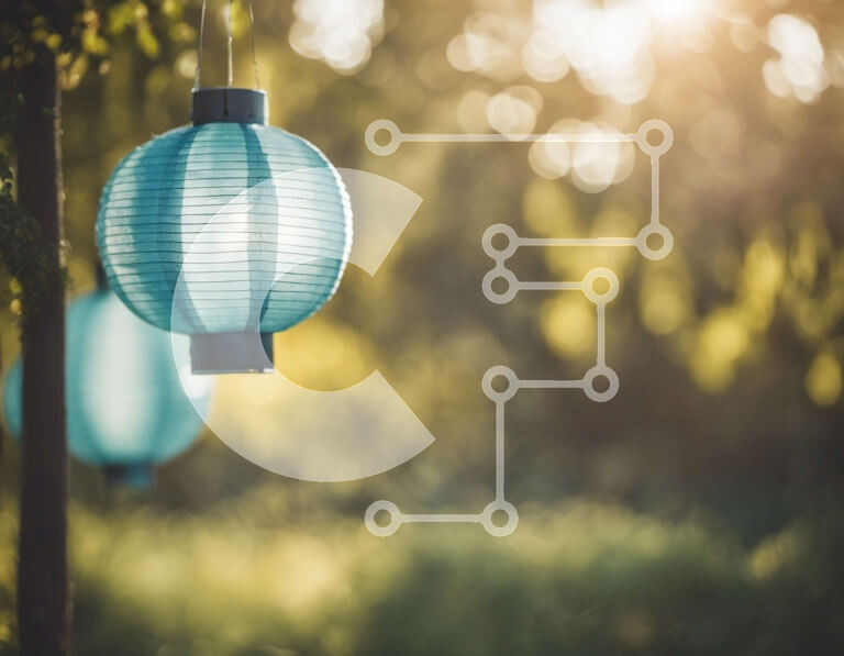 Intra Συλλεκτικό Ξύλινο Παζλ Plywood  4mm - Μπλε χάρτινα φανάρια που κρέμονται από κλαδί δέντρου στον κήπο Σε Ξύλινο Κουτί - Διαστάσεις: 10x10 cm – 25 κομμάτια