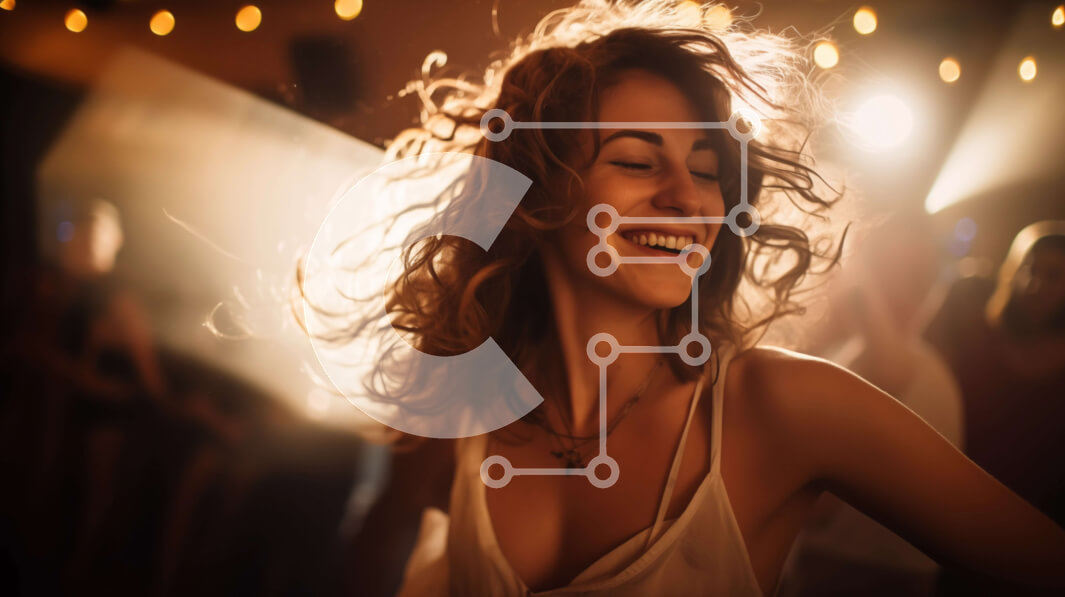 Intra Συλλεκτικό Ξύλινο Παζλ Plywood  4mm - Χαμογελαστή γυναίκα που χορεύει με μαλλιά φουσκωμένα από τον άνεμο Σε Ξύλινο Κουτί - Διαστάσεις Puzzle: 10x10 cm – 25 κομμάτια