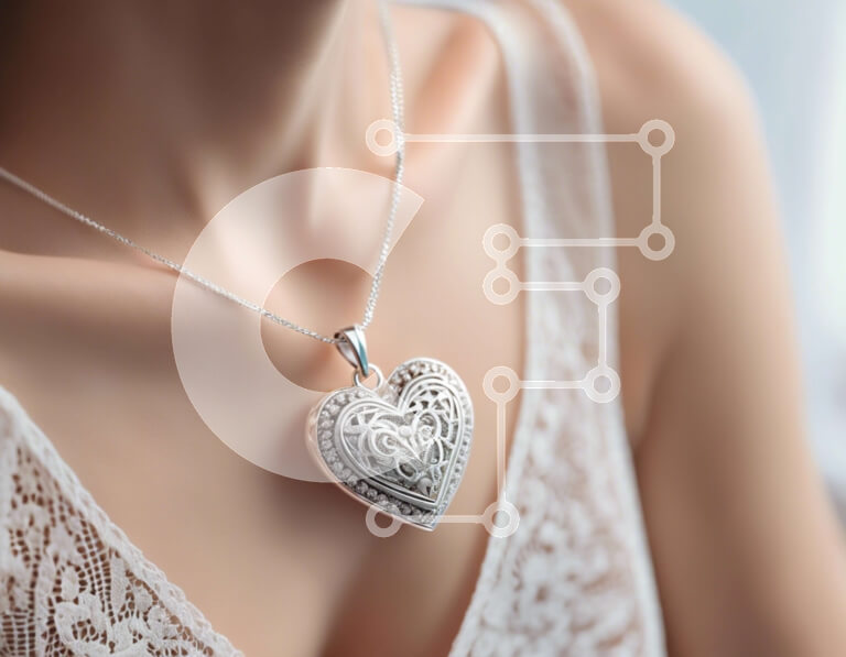 Intra Συλλεκτικό Ξύλινο Παζλ Plywood  4mm - Γυναίκα που φορά ασημένιο κολιέ σε σχήμα καρδιάς Σε Ξύλινο Κουτί - Διαστάσεις Puzzle: 10x10 cm – 25 κομμάτια