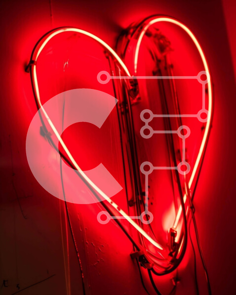 Intra Συλλεκτικό Ξύλινο Παζλ Plywood  4mm - Κόκκινο φως νέον σε σχήμα καρδιάς στον τοίχο με καλώδια Σε Ξύλινο Κουτί - Διαστάσεις Puzzle: 10x10 cm – 25 κομμάτια