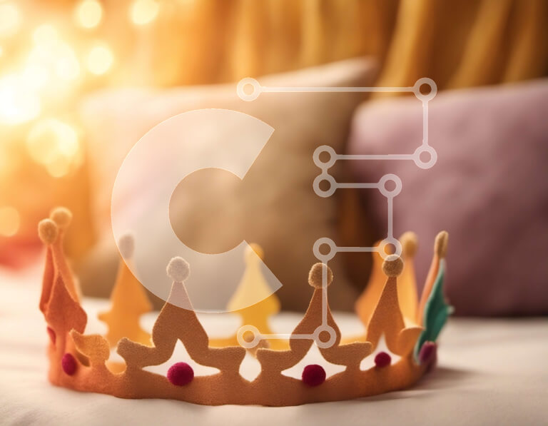 Intra Συλλεκτικό Ξύλινο Παζλ Plywood  4mm - Χρωματιστό χάρτινο στέμμα σε κρεβάτι Σε Ξύλινο Κουτί - Διαστάσεις Puzzle: 10x10 cm – 25 κομμάτια