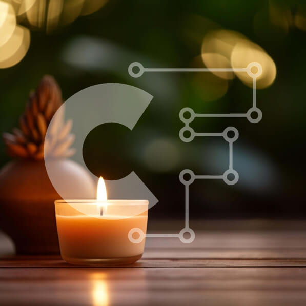 Intra Συλλεκτικό Ξύλινο Παζλ Plywood  4mm - Αναμμένο κερί σε διακοσμητικό ξύλινο τραπέζι με φόντο Bokeh Σε Ξύλινο Κουτί - Διαστάσεις Puzzle: 10x10 cm – 25 κομμάτια