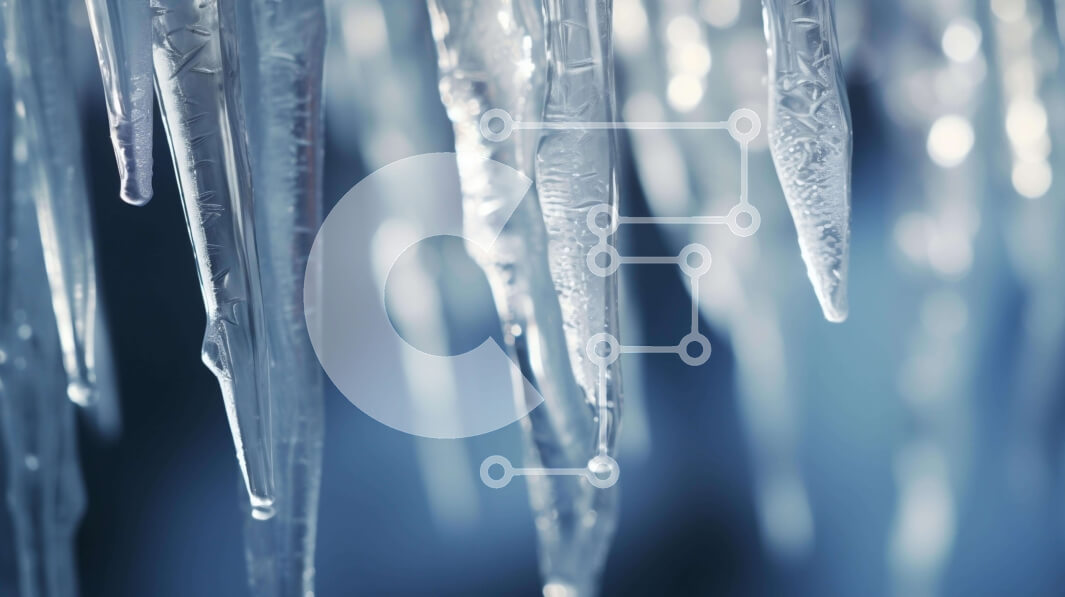 Intra Συλλεκτικό Ξύλινο Παζλ Plywood  4mm - Κοντινό πλάνο παγάκια που κρέμονται από το ταβάνι με χιόνι στο έδαφος Σε Ξύλινο Κουτί - Διαστάσεις: 10x10 cm – 25 κομμάτια