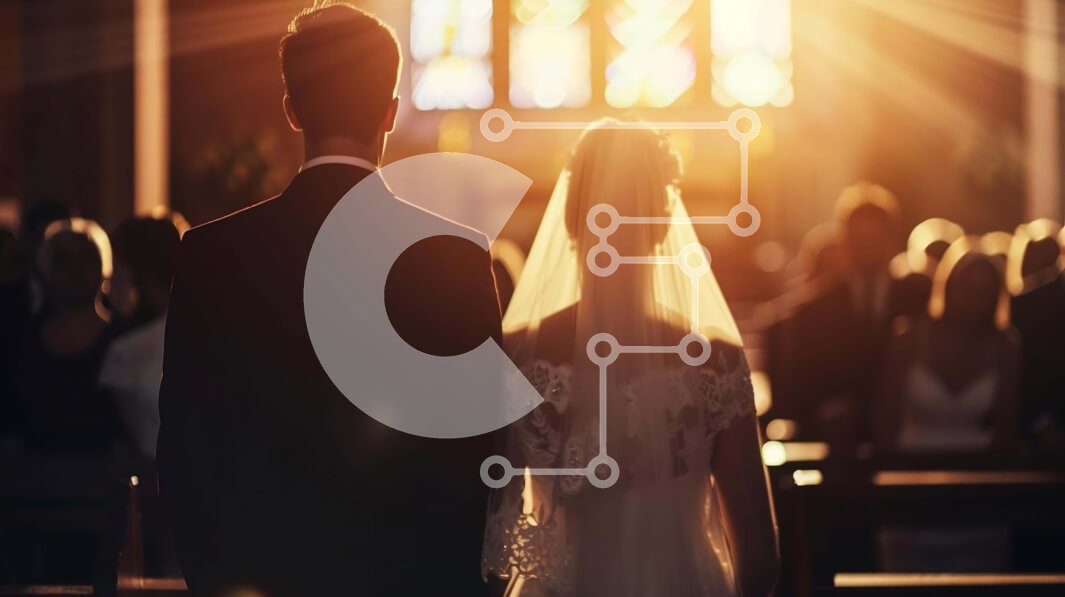 Intra Συλλεκτικό Ξύλινο Παζλ Plywood  4mm - Νεόνυμφο ζευγάρι που περπατά στο διάδρομο μπροστά από μια φωτισμένη εκκλησία Σε Ξύλινο Κουτί - Διαστάσεις Puzzle: 10x10 cm – 25 κομμάτια