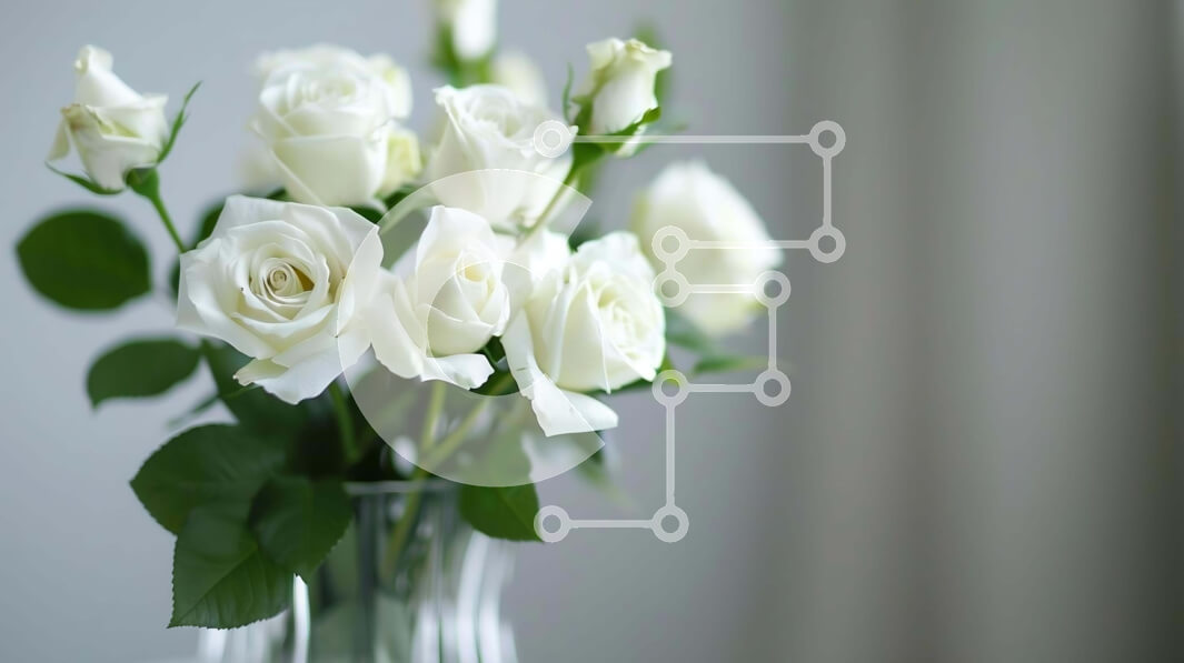 Intra Συλλεκτικό Ξύλινο Παζλ Plywood  4mm - Λευκά τριαντάφυλλα σε διάφανο βάζο στο τραπέζι Σε Ξύλινο Κουτί - Διαστάσεις Puzzle: 10x10 cm – 25 κομμάτια