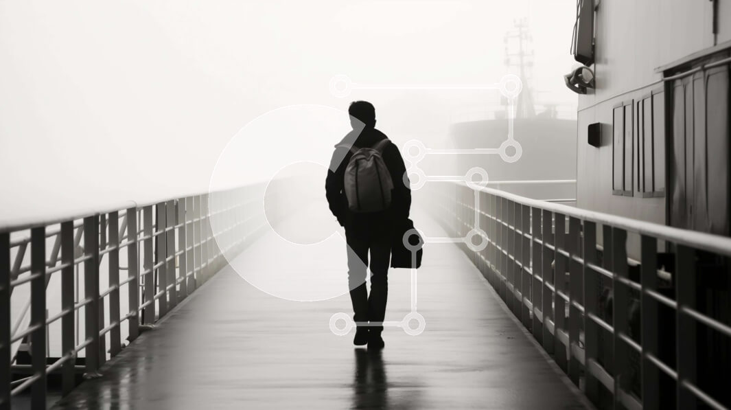 Intra Συλλεκτικό Ξύλινο Παζλ Plywood  4mm - Άνδρας που περπατά στο Boardwalk με το σακίδιο πλάτης Σε Ξύλινο Κουτί - Διαστάσεις Puzzle: 10x10 cm – 25 κομμάτια