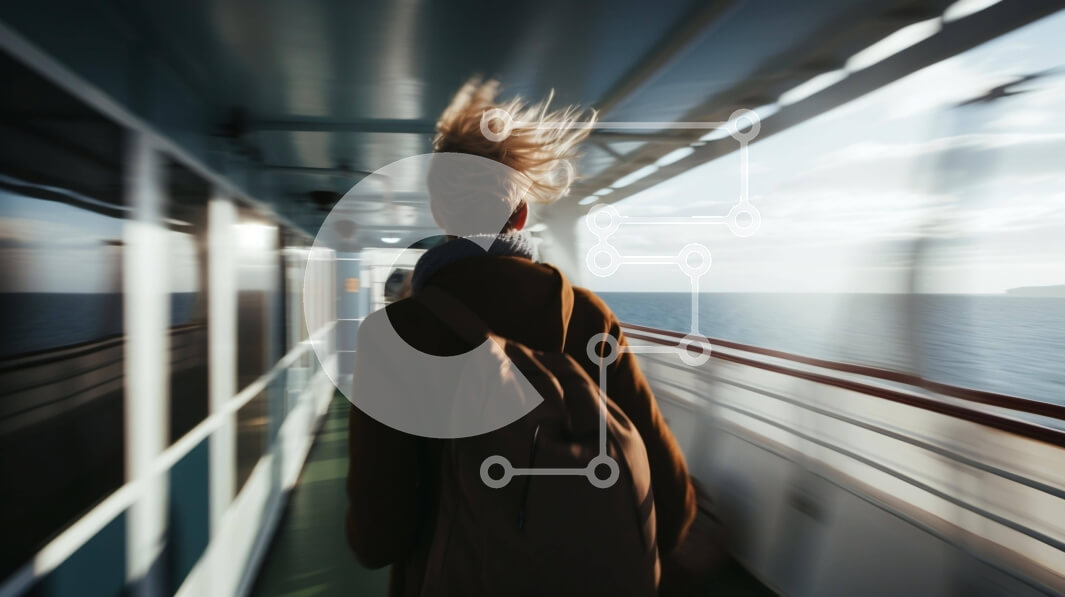 Intra Συλλεκτικό Ξύλινο Παζλ Plywood  4mm - Γυναίκα που απολαμβάνει τη βόλτα με το πλοίο με θέα στον ωκεανό Σε Ξύλινο Κουτί - Διαστάσεις Puzzle: 10x10 cm – 25 κομμάτια