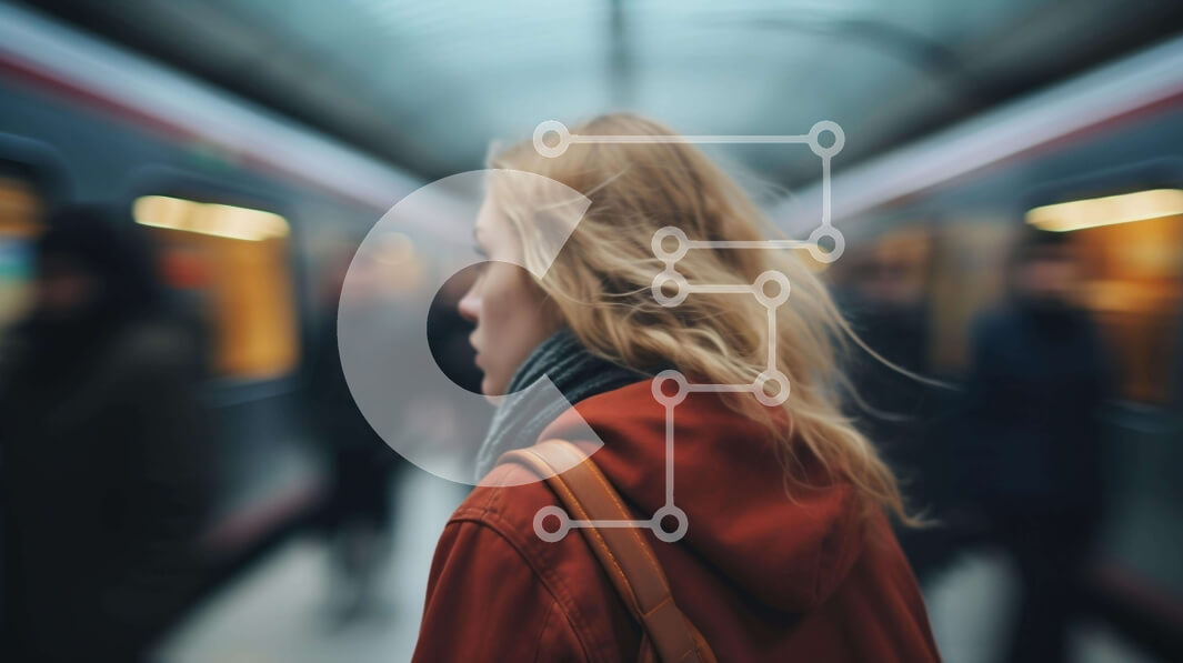 Intra Συλλεκτικό Ξύλινο Παζλ Plywood  4mm - Γυναίκα στο σταθμό του μετρό με το κινούμενο τρένο Σε Ξύλινο Κουτί - Διαστάσεις Puzzle: 10x10 cm – 25 κομμάτια