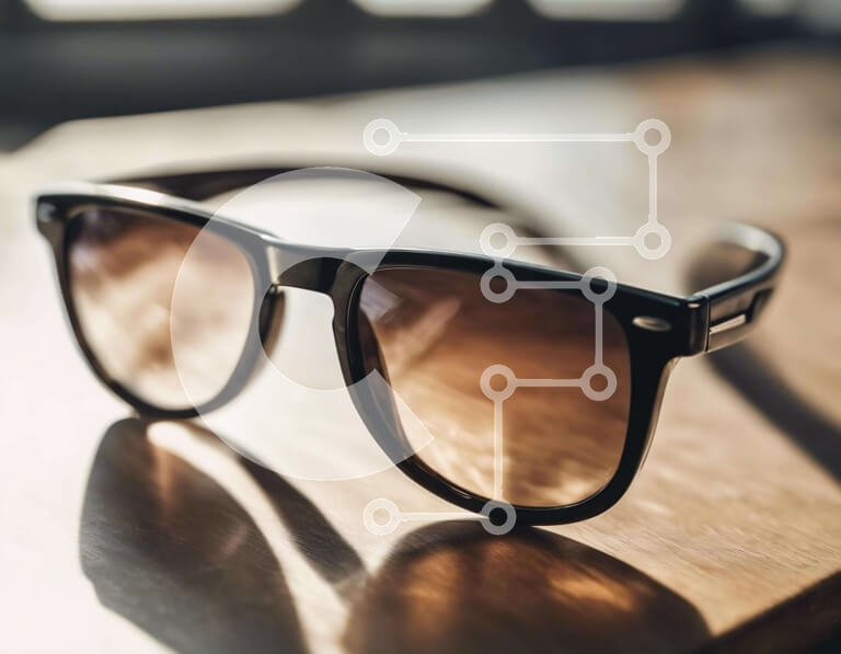 Intra Συλλεκτικό Ξύλινο Παζλ Plywood  4mm - Μαύρα γυαλιά ηλίου σε ημιτελές ξύλινο τραπέζι Σε Ξύλινο Κουτί - Διαστάσεις: 10x10 cm – 25 κομμάτια