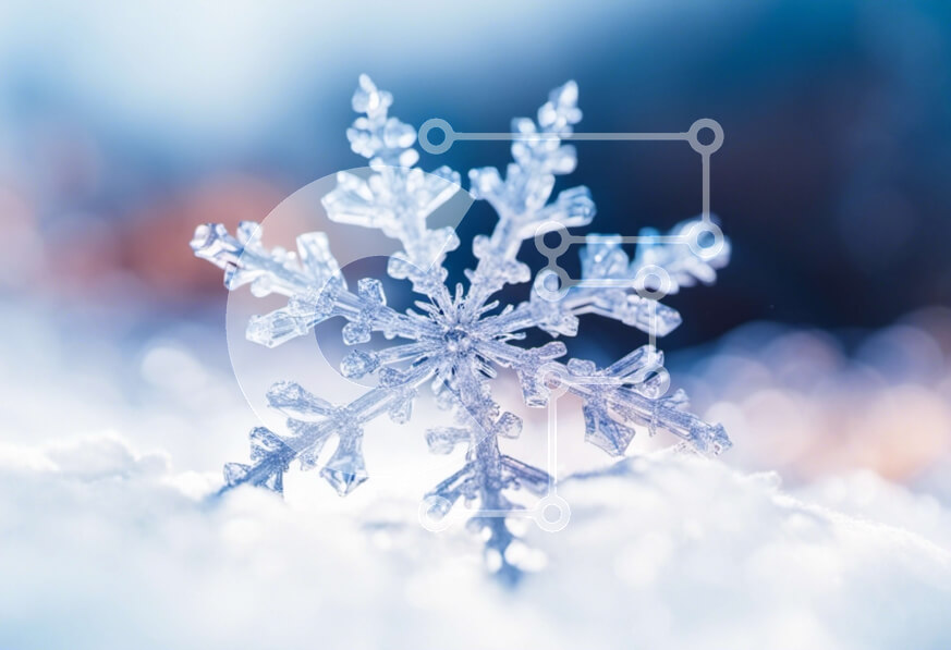 Intra Συλλεκτικό Ξύλινο Παζλ Plywood  4mm - Νιφάδα χιονιού στο χιόνι με θολό φόντο Σε Ξύλινο Κουτί - Διαστάσεις: 10x10 cm – 25 κομμάτια