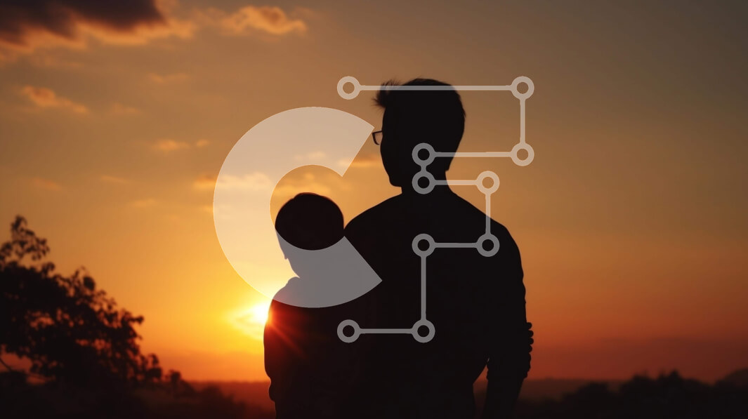 Intra Συλλεκτικό Ξύλινο Παζλ Plywood  4mm - Άνδρας που κρατά το παιδί μπροστά από το ηλιοβασίλεμα Σε Ξύλινο Κουτί - Διαστάσεις Puzzle: 10x10 cm – 25 κομμάτια