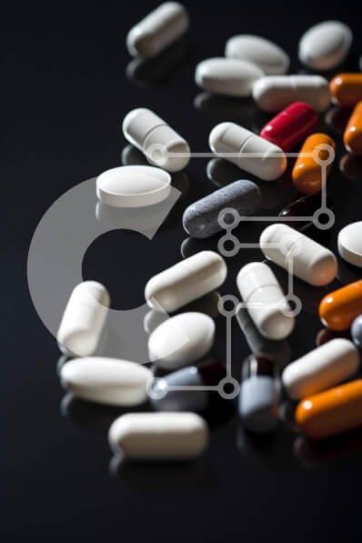 Intra Συλλεκτικό Ξύλινο Παζλ Plywood  4mm - Πολύχρωμες κάψουλες χαπιών σε μαύρη επιφάνεια Σε Ξύλινο Κουτί - Διαστάσεις Puzzle: 10x10 cm – 25 κομμάτια