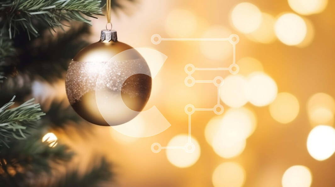 Intra Συλλεκτικό Ξύλινο Παζλ Plywood  4mm - Χρυσή χριστουγεννιάτικη μπάλα κρεμασμένη από δέντρο με φώτα Bokeh Σε Ξύλινο Κουτί - Διαστάσεις: 10x10 cm – 25 κομμάτια