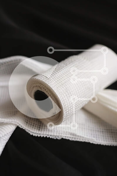 Intra Συλλεκτικό Ξύλινο Παζλ Plywood  4mm - Ρολό από λευκό διχτυωτό ύφασμα σε μαύρο φόντο Σε Ξύλινο Κουτί - Διαστάσεις: 10x10 cm – 25 κομμάτια