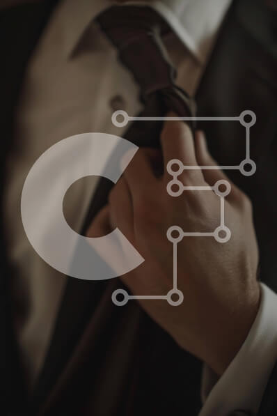 Intra Συλλεκτικό Ξύλινο Παζλ Plywood  4mm - Άνδρας που προσαρμόζει τη γραβάτα για μια επίσημη εκδήλωση Σε Ξύλινο Κουτί - Διαστάσεις Puzzle: 10x10 cm – 25 κομμάτια