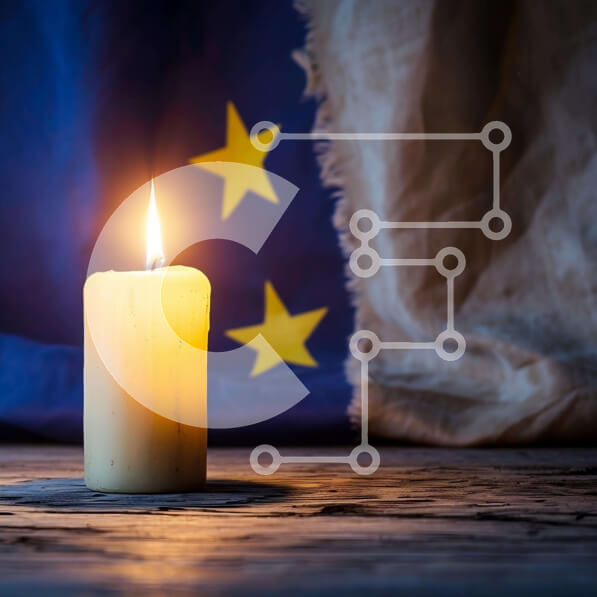 Intra Συλλεκτικό Ξύλινο Παζλ Plywood  4mm - Αναμμένο κερί μπροστά από τη σημαία της Ευρωπαϊκής Ένωσης Σε Ξύλινο Κουτί - Διαστάσεις Puzzle: 10x10 cm – 25 κομμάτια