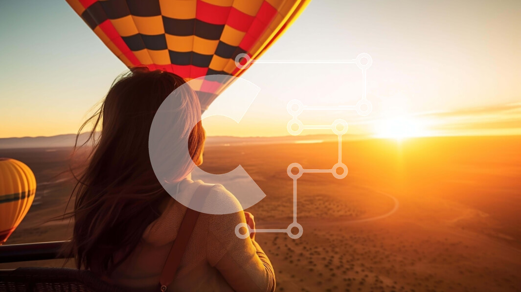 Intra Συλλεκτικό Ξύλινο Παζλ Plywood  4mm - Γυναίκα που απολαμβάνει τη θέα στο ηλιοβασίλεμα από ένα υπαίθριο μπαλόνι ζεστού αέρα Σε Ξύλινο Κουτί - Διαστάσεις Puzzle: 10x10 cm – 25 κομμάτια