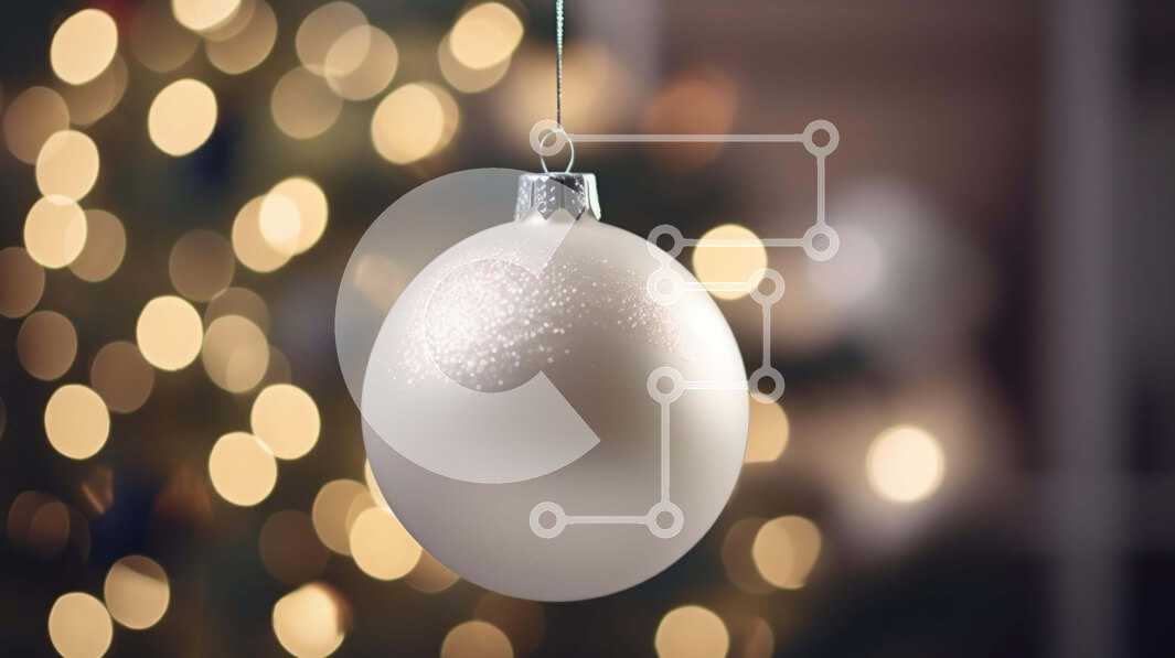 Intra Συλλεκτικό Ξύλινο Παζλ Plywood  4mm - Λευκή χριστουγεννιάτικη μπάλα που κρέμεται μπροστά από ένα φωτισμένο χριστουγεννιάτικο δέντρο Σε Ξύλινο Κουτί - Διαστάσεις: 10x10 cm – 25 κομμάτια