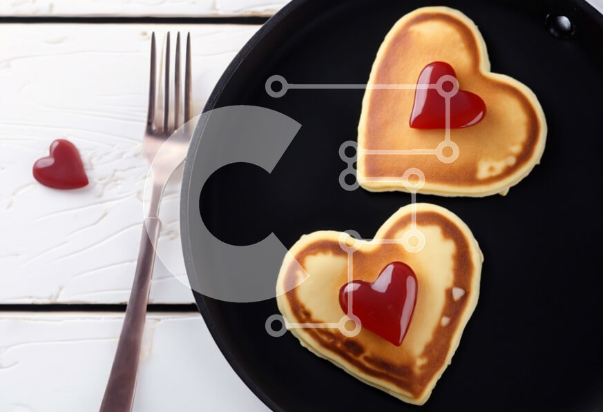 Σετ των 2 Intra Συλλεκτικό Ξύλινο Παζλ Plywood  4mm - Τηγανίτες σε σχήμα καρδιάς με κόκκινη μαρμελάδα σε μαύρο πιάτο Σε Ξύλινο Κουτί - Διαστάσεις: 10x10 cm – 25 κομμάτια