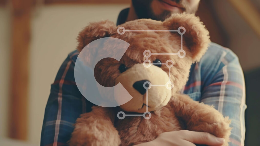 Intra Συλλεκτικό Ξύλινο Παζλ Plywood  4mm - Άνδρας αγκαλιάζει ευτυχώς το αγαπημένο του καφέ αρκουδάκι Σε Ξύλινο Κουτί - Διαστάσεις Puzzle: 10x10 cm – 25 κομμάτια