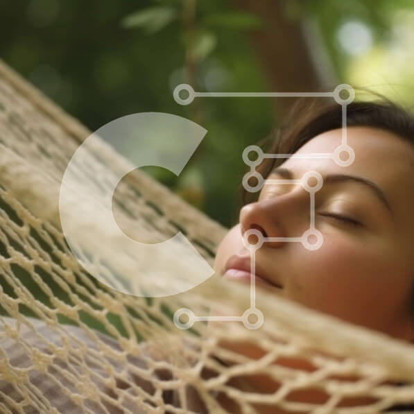 Intra Συλλεκτικό Ξύλινο Παζλ Plywood  4mm - Ειρηνική εικόνα μιας γυναίκας που αναπαύεται σε μια αιώρα σε ένα καταπράσινο δάσος Σε Ξύλινο Κουτί - Διαστάσεις: 10x10 cm – 25 κομμάτια